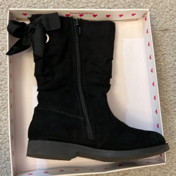 Olive & Edie - Black boots with Bows (Toddler size: 11M) - Picture 3 of 10